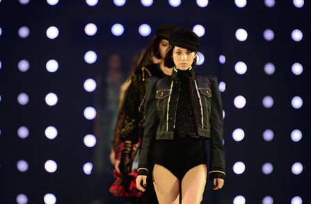 水原希子走秀服装露臀 造型被指辣眼睛