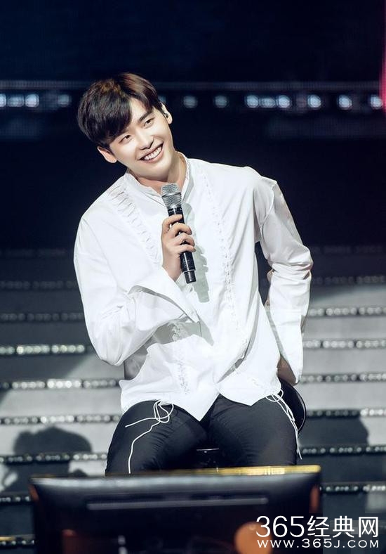 李钟硕举办粉丝见面会 难掩激动热泪盈眶