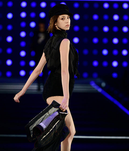 水原希子走秀服装露臀 造型被指辣眼睛