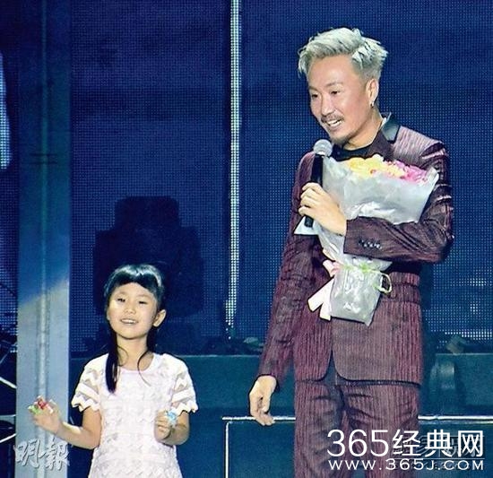 浪子变慈父！郑中基获爱女献花滋滋甜笑