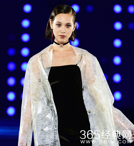 水原希子走秀服装露臀 造型被指辣眼睛