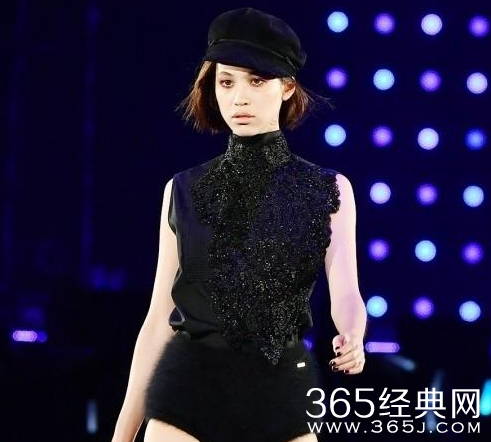 水原希子走秀服装露臀 造型被指辣眼睛