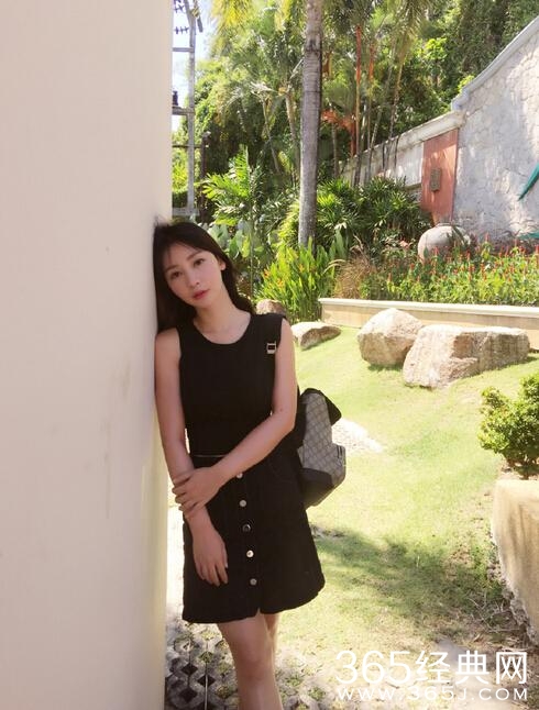 柳岩穿黑裙自拍 皮肤白皙似少女