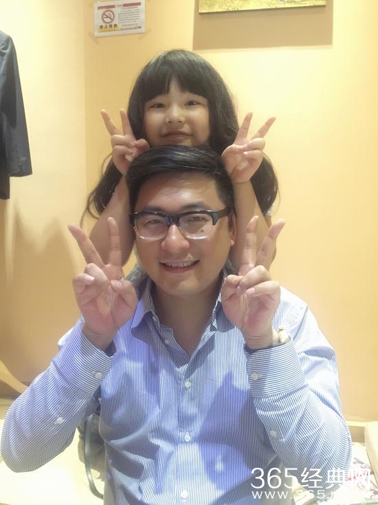 王诗龄王岳伦父女比剪刀手卖萌 网友:小美人