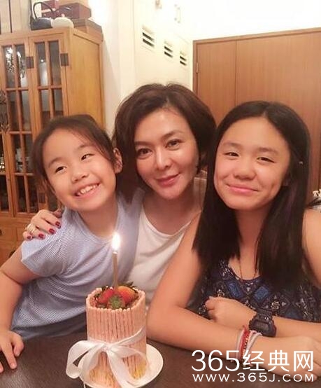 54岁关之琳庆生保养得宜 合影钟镇涛女儿