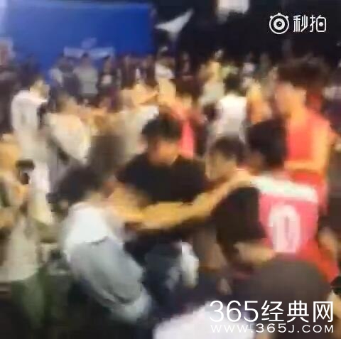 吴悠昆明打街球被打 打人者被当做民族英雄