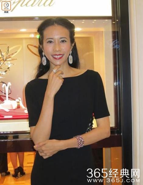 莫文蔚戴1.5亿珠宝现身 称将来会捐出首饰