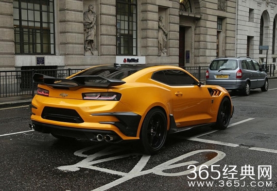 《变形金刚5》伦敦拍摄堪比豪车秀 大黄蜂秀“翘臀”