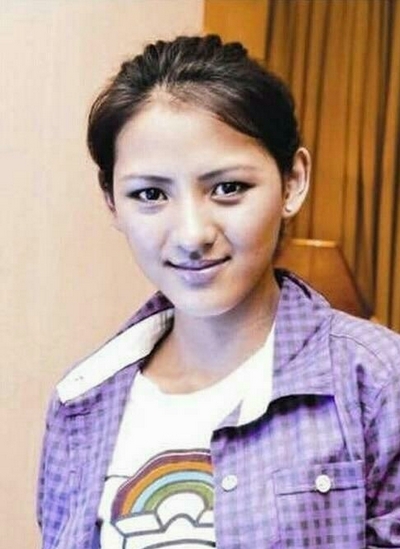 王思聪前女友进化史遭扒：小土妞变网红白富美