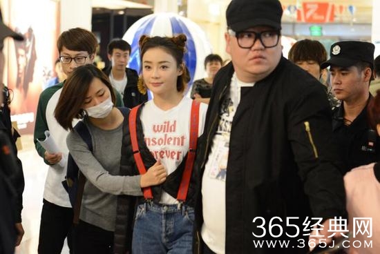 袁姗姗梳哪吒头亮相 大秀神级搭配功力