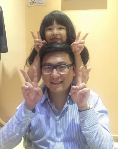 王岳伦晒与女儿合影 父女俩表情动作神同步