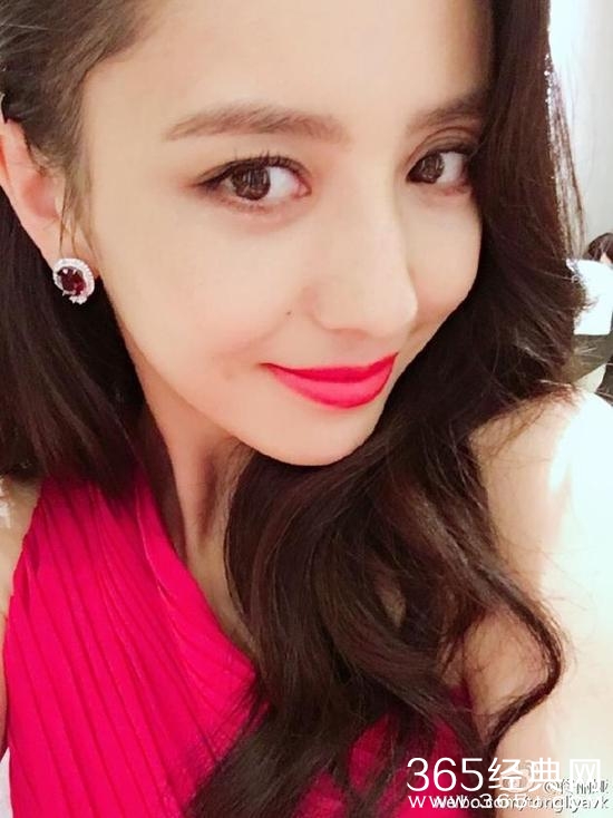 红唇诱惑 辣妈佟丽娅大波浪造型美艳性感