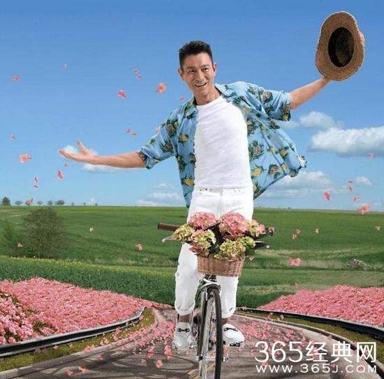 秀肌肉回归大自然！刘德华拍摄新年挂历