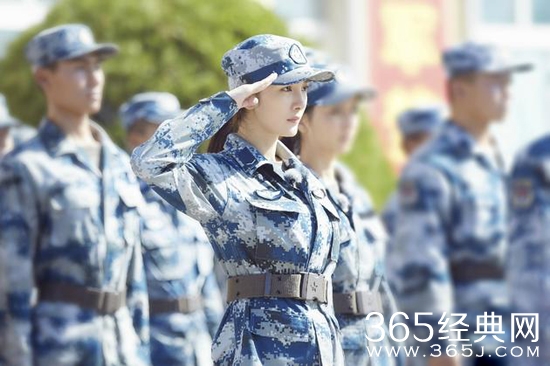 《真正男子汉》曝光杨幂军装敬礼照 站姿标准帅到炸