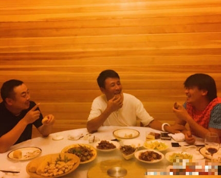 王宝强与刘国梁郭斌开心合影 手拿月饼庆中秋