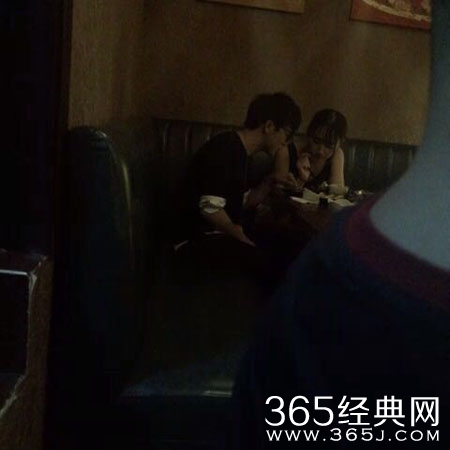 新恋情？疑似薛之谦与不明女子喂食照曝光