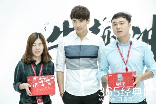 高云翔白衬衣清爽亮相 亲和力十足收割少女心