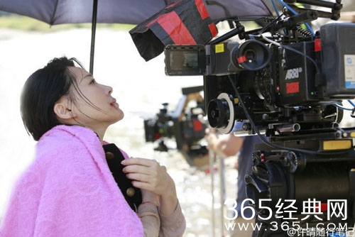 许晴嘴角流血吓坏人 细看原来在歪头看监视器