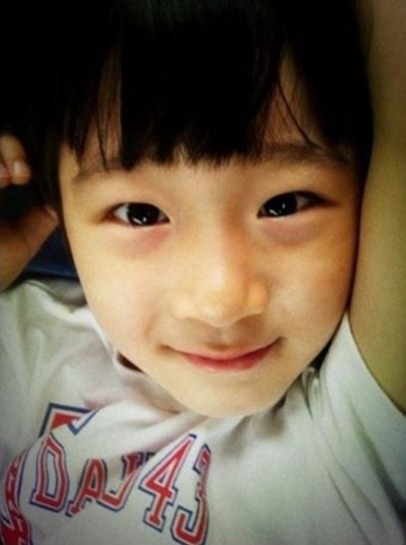 张亮儿子天天上体育课 逆天大长腿吸睛