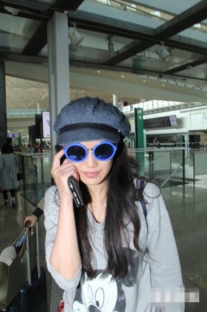 冯太舒淇只身回港 身旁不见老公手上不见戒指