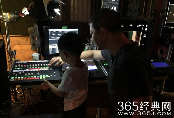 姚晨带儿探班曹郁 小土豆研究调光爸爸啃螃蟹