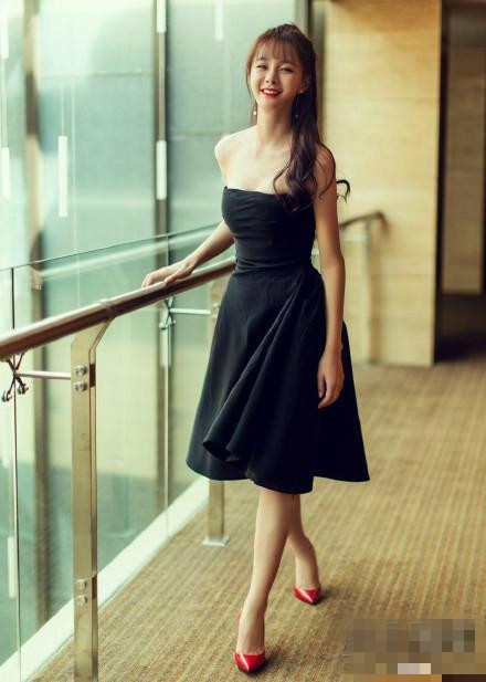 沈梦辰又P图！远处的扶杆变歪 脚踝畸形似骨折