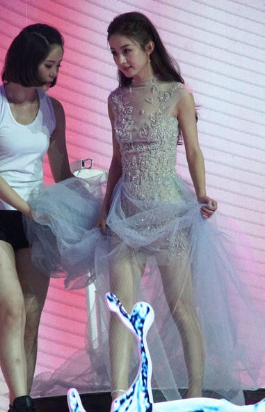 赵丽颖穿纱裙出席某活动 秀美腿简直美翻了