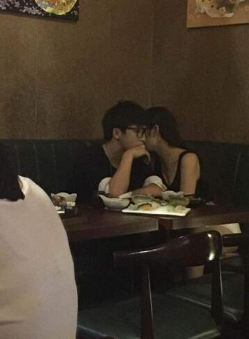 新恋情?疑薛之谦与妙龄辣妹贴面喂食 动作亲密