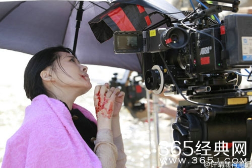 许晴嘴角流血吓坏人 细看原来在歪头看监视器