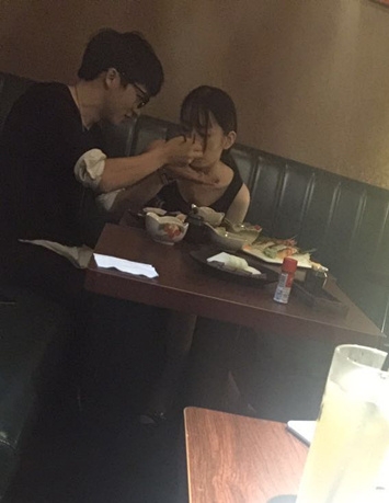 新恋情？疑似薛之谦与不明女子喂食照曝光