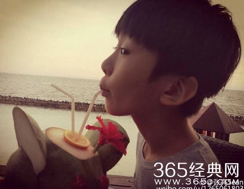 张亮儿子天天上体育课 逆天大长腿吸睛