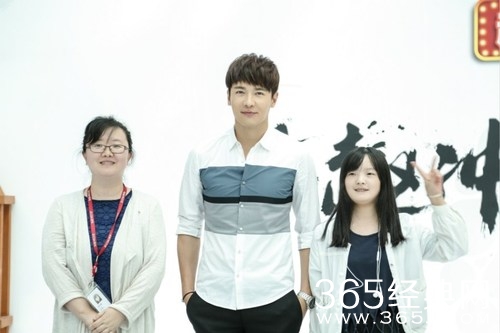 高云翔白衬衣清爽亮相 亲和力十足收割少女心