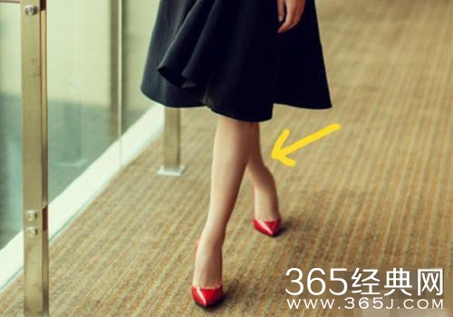 沈梦辰又P图！远处的扶杆变歪 脚踝畸形似骨折