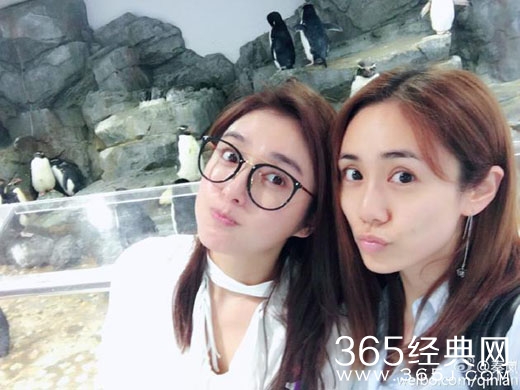 秦岚刘芸素颜肌肤似雪 嘟嘴卖萌画面养眼