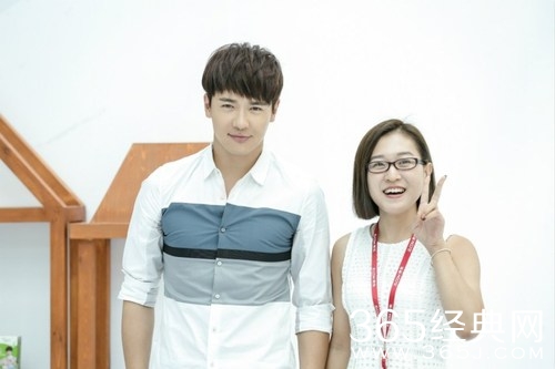 高云翔白衬衣清爽亮相 亲和力十足收割少女心