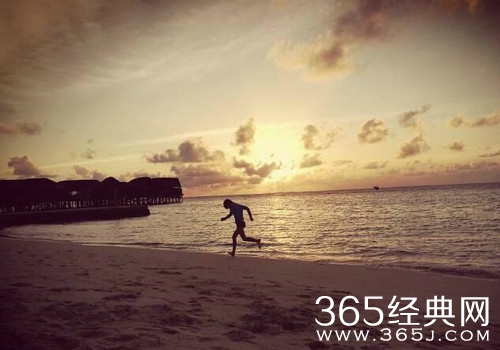 张亮儿子天天上体育课 逆天大长腿吸睛