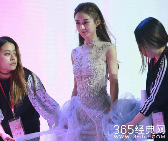 赵丽颖穿纱裙出席某活动 秀美腿简直美翻了