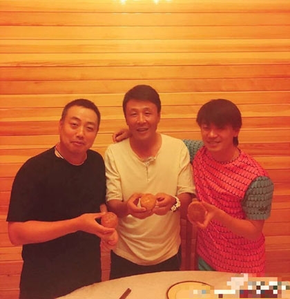 王宝强与刘国梁郭斌开心合影 手拿月饼庆中秋