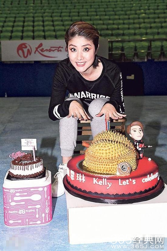 陈慧琳生日吃11个蛋糕：一年一次不会不吃