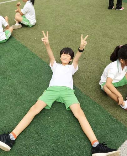 张亮儿子天天上体育课 逆天大长腿吸睛