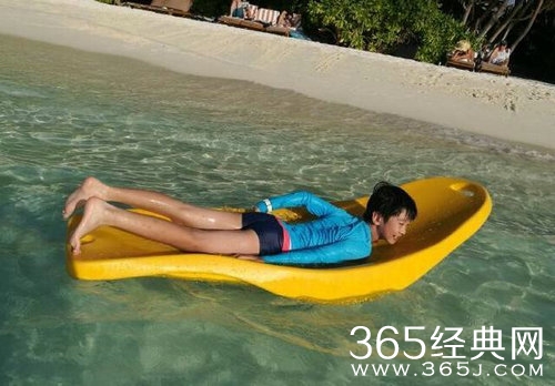 张亮儿子天天上体育课 逆天大长腿吸睛