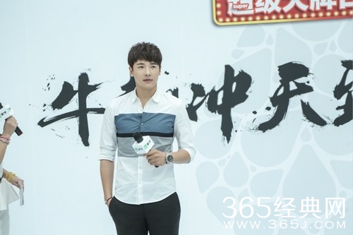 高云翔白衬衣清爽亮相 亲和力十足收割少女心