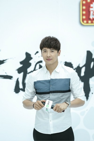 高云翔白衬衣清爽亮相 亲和力十足收割少女心