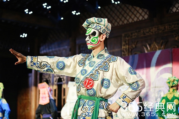 《战斗吧》男神画脸谱演川剧 萧敬腾现跳马神技