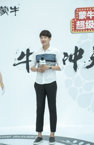 高云翔白衬衣清爽亮相 亲和力十足收割少女心