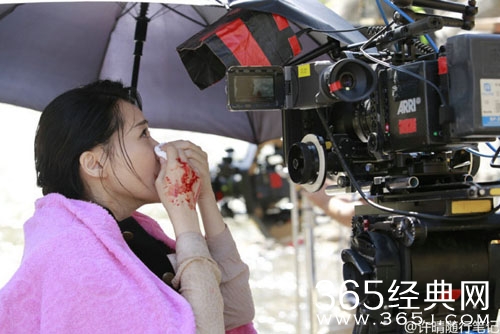 许晴嘴角流血吓坏人 细看原来在歪头看监视器