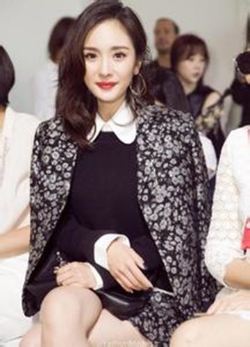 杨幂卷发配红唇亮相某品牌秀场 刘恺威为杨幂庆生