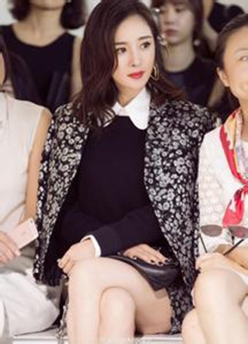 杨幂卷发配红唇亮相某品牌秀场 刘恺威为杨幂庆生