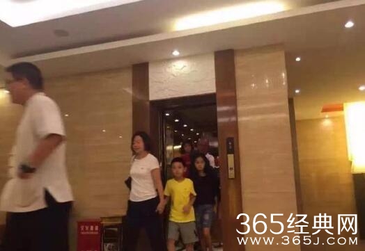 文章光头抱女儿 和马伊俐回老家过中秋佳节