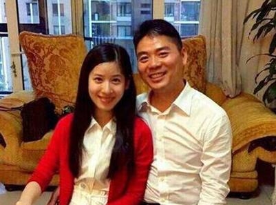 奶茶妹妹抱女儿出镜 刘强东女儿首度曝光